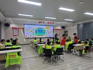 这个夏天，畔湖社区的一群孩子成了"地球小卫士"